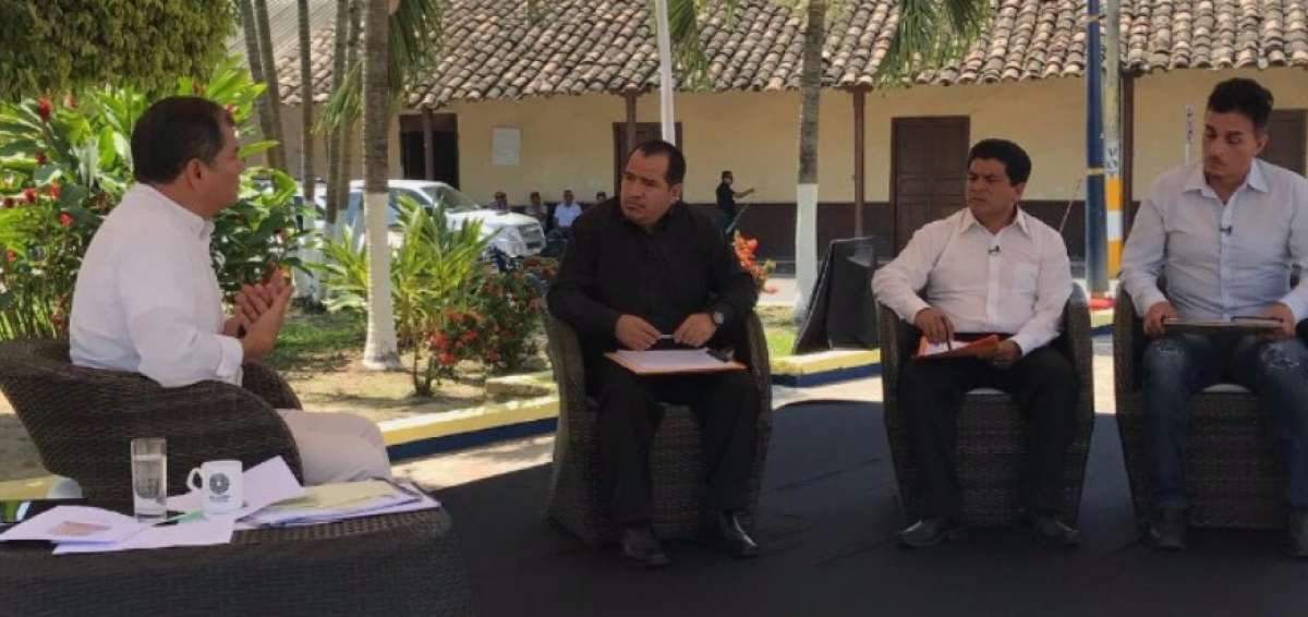 El Mandatario durante una entrevista con periodistas en Macar&aacute;. 
