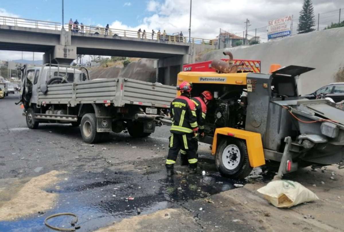Choque contra un poste deja cuatro heridos en la Ruta Viva–Intervalles, en Quito