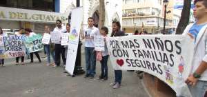 Integrantes de la AEBI se hicieron presentes con carteles y comunicaron a los transe&uacute;ntes sus objetivos.