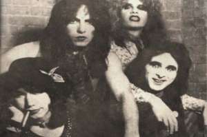 Paul Stanley y Gene Simmons (arriba); Ace Frehley y Peter Criss durante enero de 1973. Foto: Internet