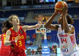 Sancho Lyttle (d.) fue la mejor jugadora de Espa&ntilde;a en este compromiso donde anot&oacute; 24 puntos. Foto: AFP