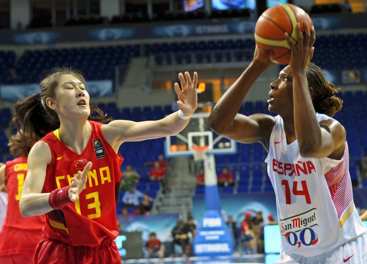Sancho Lyttle (d.) fue la mejor jugadora de Espa&ntilde;a en este compromiso donde anot&oacute; 24 puntos. Foto: AFP