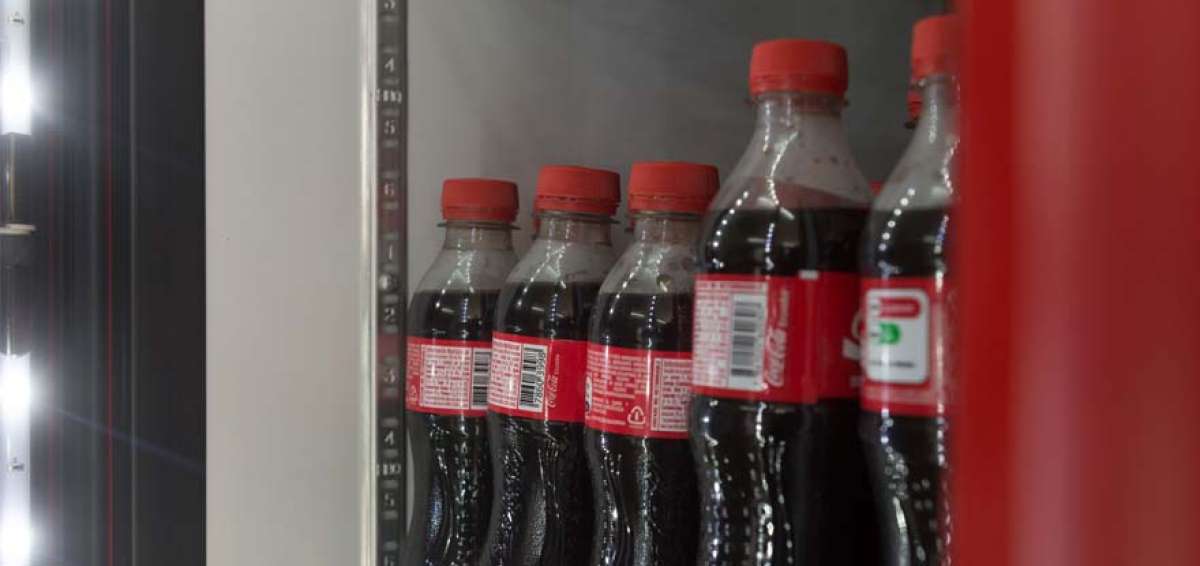 La OMS pide a los gobiernos que pongan tasas a las colas para reducir la diabetes en el mundo.