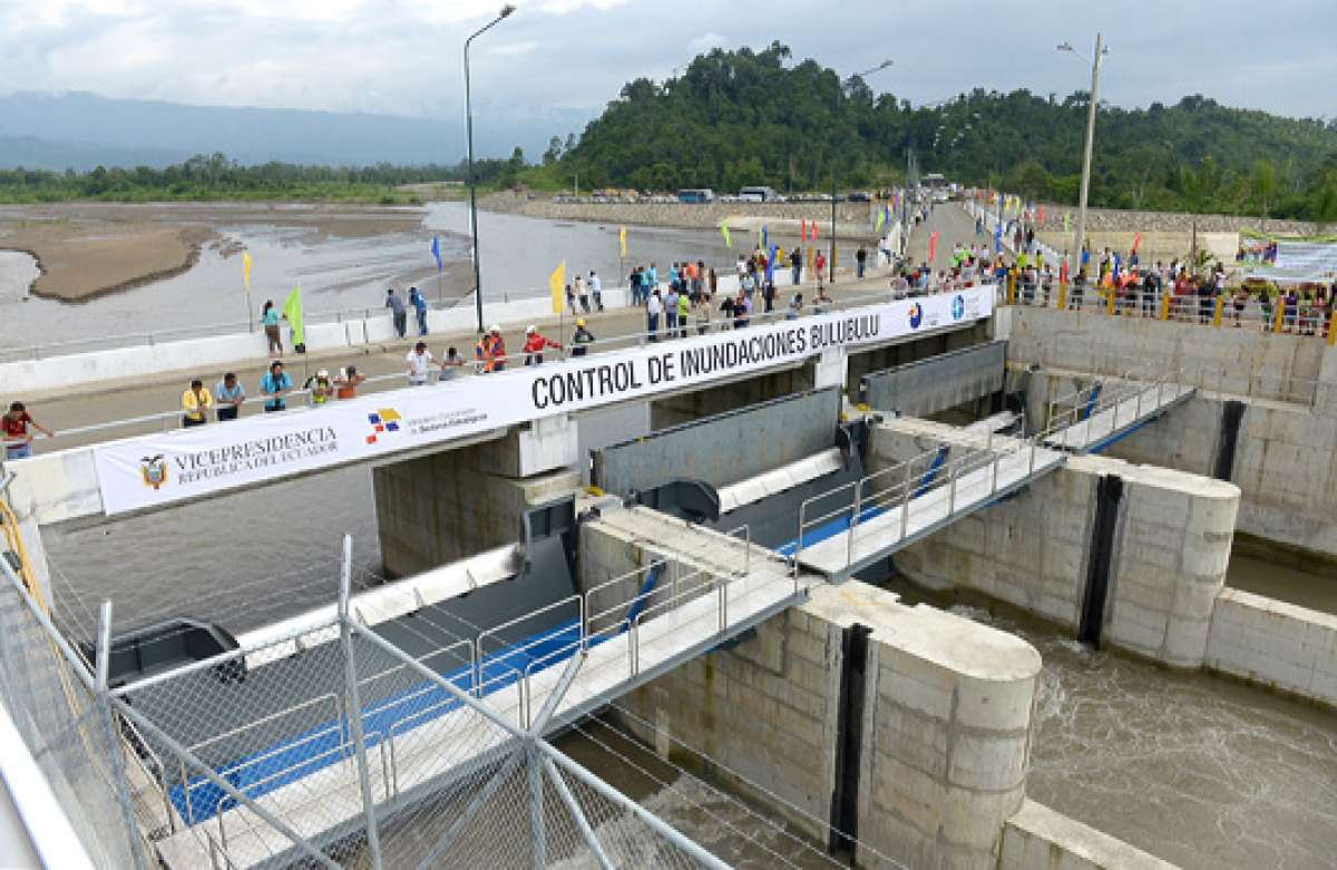 El sistema de control de inundaciones incluye tres compuertas que controlan el ingreso del agua del Bulubulu. A la izquierda se construy&oacute; un embalse. Foto: Jos&eacute; Mor&aacute;n / El Tel&eacute;grafo