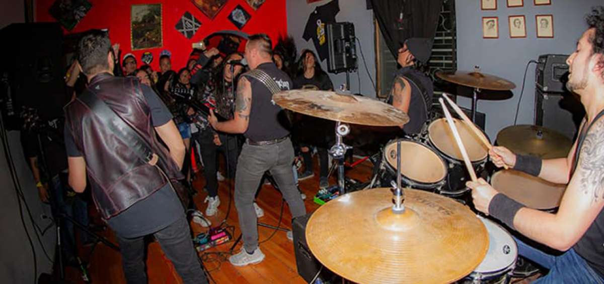 La banda colombiana Revenge (heavy metal), durante su presentaci&oacute;n en el Back to Bar, realizada en octubre de 2018. Convocaron a cincuenta rockeros.