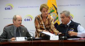 Pedro Vuscovick y Domingo Paredes suscribieron el acuerdo de cooperaci&oacute;n. Foto: Santiago Aguirre
