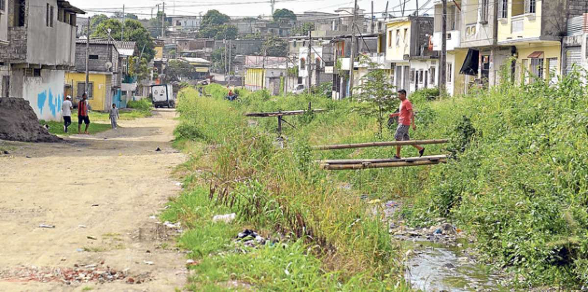 Vecinos de Los Paracaidistas construyeron puentes de madera para poder pasar sobre un canal. Foto: Jos&eacute; Mor&aacute;n / El Tel&eacute;grafo.