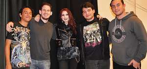 Mal&uacute; Calder&oacute;n (centro) es la vocalista del grupo de heavy metal y de metalcore N.O.I.S.E., que tocar&aacute; ma&ntilde;ana en la capital fluminense. 