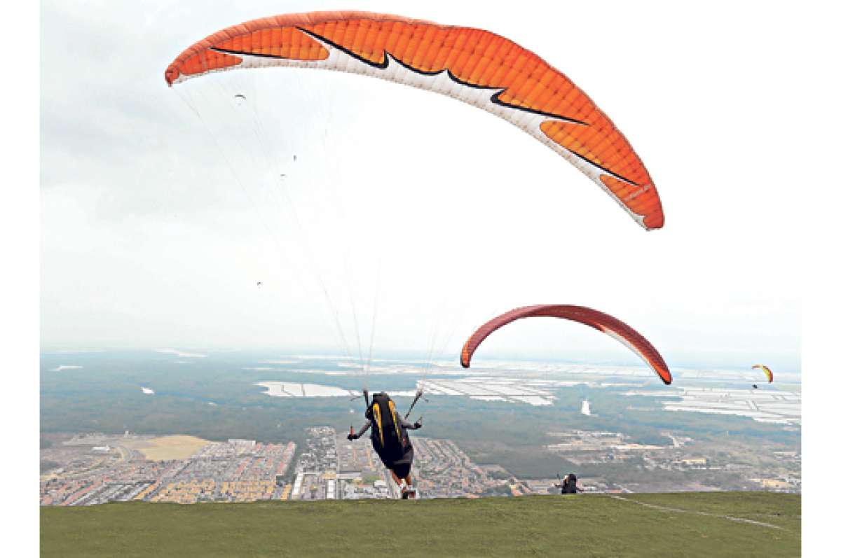 El ecuatoriano Galo Chiriboga, del Centro de Vuelo Libre de Quito, lleg&oacute; a Guayaquil hace 3 d&iacute;as para estudiar el &aacute;rea donde se disputa la Pre-Copa Mundial y &uacute;ltima fecha del Nacional de Parapente. Foto: Lylibeth Coloma / El Tel&eacute;grafo