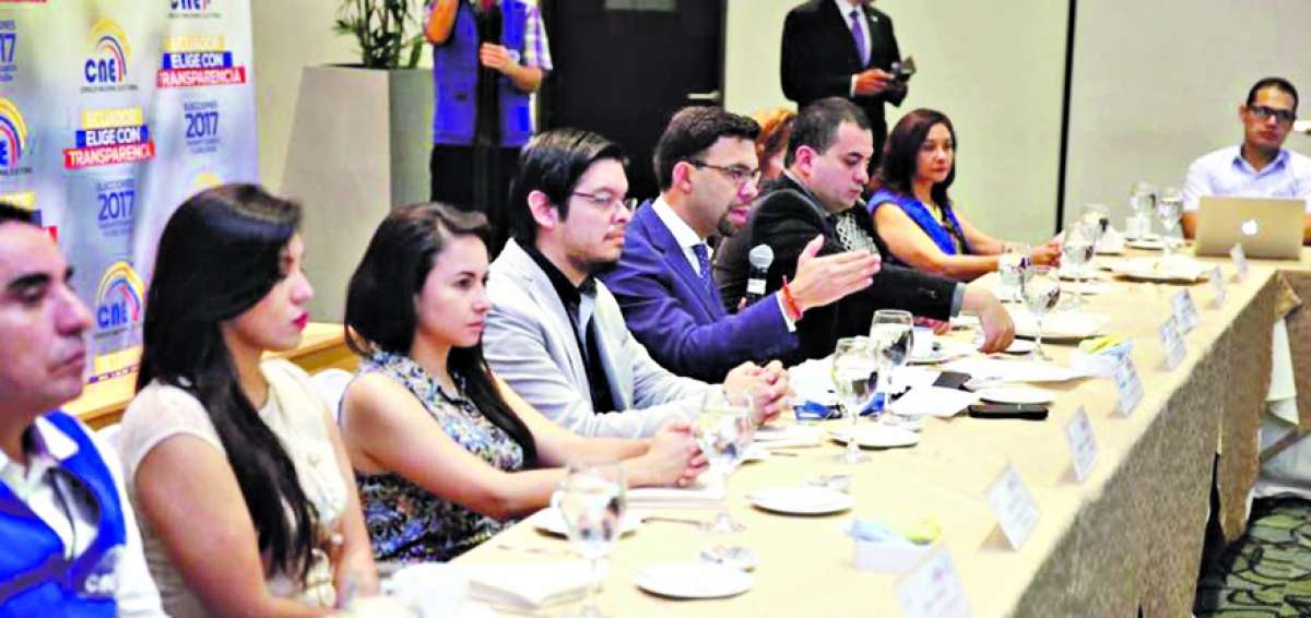 El titular del CNE, Juan Pablo Pozo, realiz&oacute; el consejo editorial del proceso con medios en Guayaquil.
