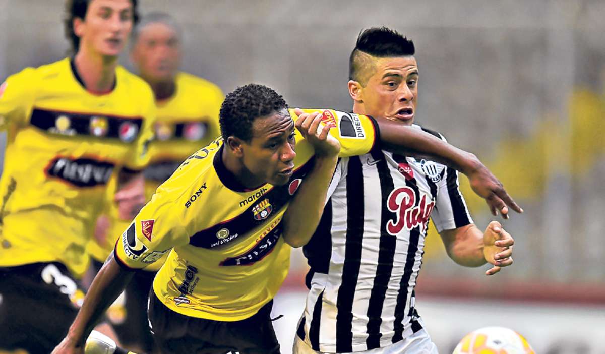 Diego Calder&oacute;n (izq.) ser&iacute;a nuevamente titular esta noche ante Atl&eacute;tico Nacional de Medell&iacute;n. Ante Libertad, la semana pasada, tuvo un desempe&ntilde;o discreto. Foto: AFP