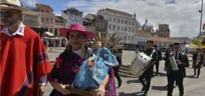 Comerciantes del mercado 10 de Agosto de Cuenca pararon moment&aacute;neamente sus labores para recibir la imagen del Ni&ntilde;o Viajero en sus sitios de trabajo. M&uacute;sica navide&ntilde;a con banda de pueblo, flores y globos acompa&ntilde;aron la imagen.