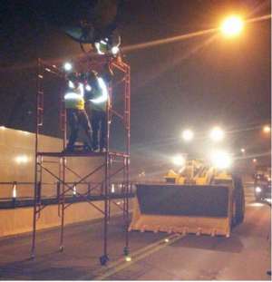 Personal de la Epmmop realiza mantenimiento en uno de los ventiladores del t&uacute;nel. Foto: tomada del Twitter @ObrasQuito