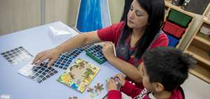 La docente Sonia Hidalgo ense&ntilde;a a Jonathan en el aula hospitalaria del IESS Quito Sur. En el nosocomio se capacitan 34 pacientes.