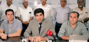 El vicepresidente Otto Sonnenholzner (c) durante el anuncio del acuerdo con el sector camaronero.