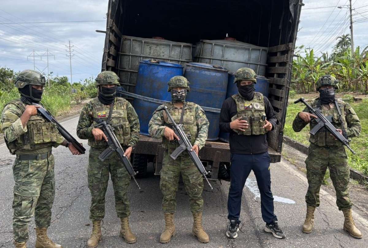 Militares incautaron 2.500 galones de combustible en Shushufindi.