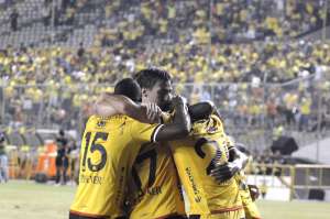 Ischia busca el once titular que enfrente a Emelec
