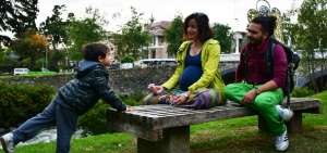 Por el parque del r&iacute;o Tomebamba, en Cuenca, est&aacute; la espa&ntilde;ola Laura Rodr&iacute;guez junto a su hijo Samuel y su esposo, el colombiano Fabi&aacute;n V&aacute;squez.   