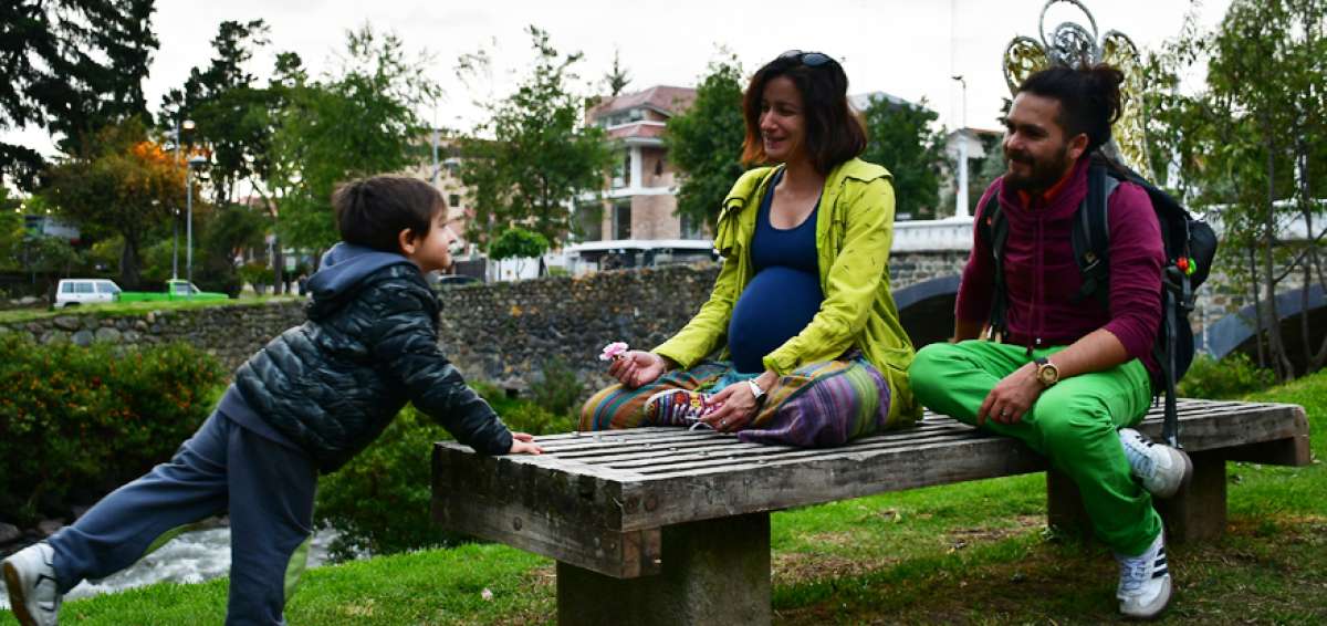 Por el parque del r&iacute;o Tomebamba, en Cuenca, est&aacute; la espa&ntilde;ola Laura Rodr&iacute;guez junto a su hijo Samuel y su esposo, el colombiano Fabi&aacute;n V&aacute;squez.   
