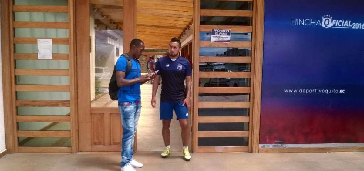El ariete Walter el &lsquo;Conejo&rsquo; Iza (Izq.) abrir&aacute; una escuela de f&uacute;tbol para obtener ingresos y cumplir con su familia.