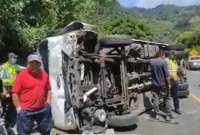 Un accidente en la vía Alóag-Santo Domingo dejó nueve personas heridas