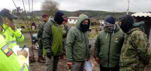Agentes del operativo en los exteriores del domicilio donde se efectu&oacute; el operativo. 