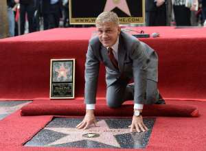 El actor austriaco posa junto a su estrella en el paseo de la fama. FOTO: AFP