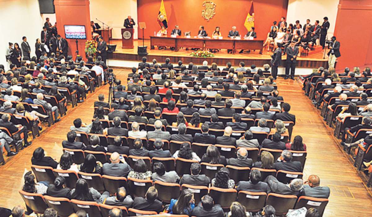 La sesi&oacute;n solemne por el aniversario de la independencia de Cuenca se realiz&oacute; en el Sal&oacute;n de la Ciudad. El Municipio condecor&oacute; a ciudadanos. Foto: Jos&eacute; Luis Llivisaca / El Tel&eacute;grafo