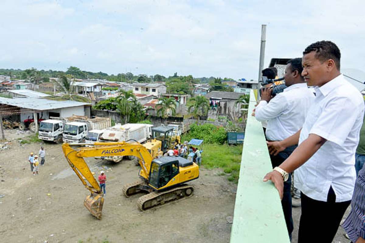 El alcalde Eduardo Proa&ntilde;o constat&oacute; que los camiones recolectores de basura est&aacute;n averiados y permanecen en el patio de la Municipalidad. Foto: &Aacute;lvaro P&eacute;rez |  El Tel&eacute;grafo
