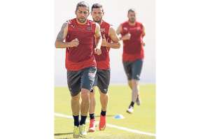 El defensor suizo Ricardo Rodr&iacute;guez (izq.) lidera el entrenamiento de su equipo en Porto Seguro. Foto: EFE