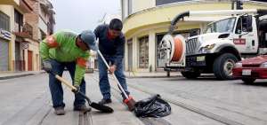 Personal de la Corporaci&oacute;n Municipal trabajan en la minga de limpieza del centro hist&oacute;rico.