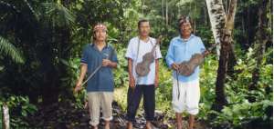Miembros de la nacionalidad shiwiar de la Amazon&iacute;a ecuatoriana sosteniendo el kerum. 