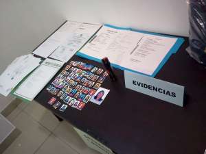 Las autoridades presentaron las hojas de vida que le entregaban sus v&iacute;ctimas y varias fotos de las chicas. Foto: Gabriela Castillo/El Tel&eacute;grafo