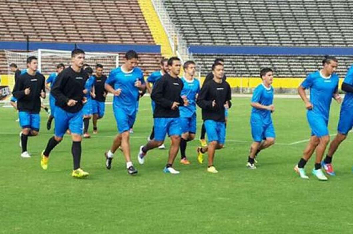 Las selecci&oacute;n de extranjeros entren&oacute; en el estadio Ol&iacute;mpico Atahualpa. Foto tomada de la cuenta de twitter de la FEF.
