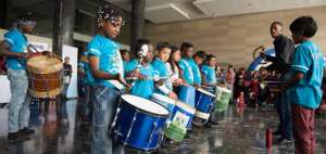 Los ni&ntilde;os que asisten a centros de ayuda social disfrutaron de un homenaje art&iacute;stico. En el encuentro hubo autoridades de la Asamblea y del MIES.