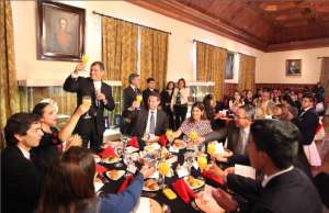 Almuerzo ofrecido a los miembros del Concejo y del colectivo juvenil Vivamos la Fiesta en Paz esta tarde en Carondelet. Foto: Presidencia