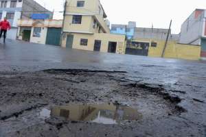 En el sector del Comit&eacute; del Pueblo hay grandes baches que impiden la circulaci&oacute;n vehicular. Foto: &Aacute;lvaro P&eacute;rez/ EL TEL&Eacute;GRAFO