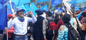 El martes 17 de septiembre, decenas de personas se congregaron en las afueras de la Corte Constitucional para solicitar que se d&eacute; paso a la pregunta para la consulta popular.