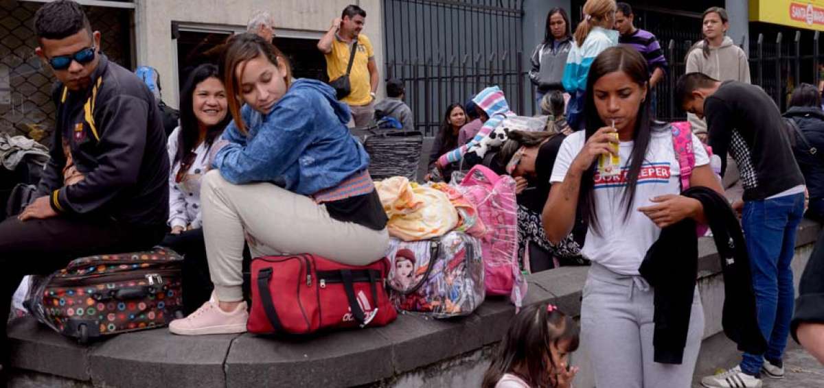 Familias enteras de venezolanos esperaron ayer fuera de la Embajada  en Quito para regresar a su pa&iacute;s como parte del plan &ldquo;Vuelta a la Patria&rdquo;.