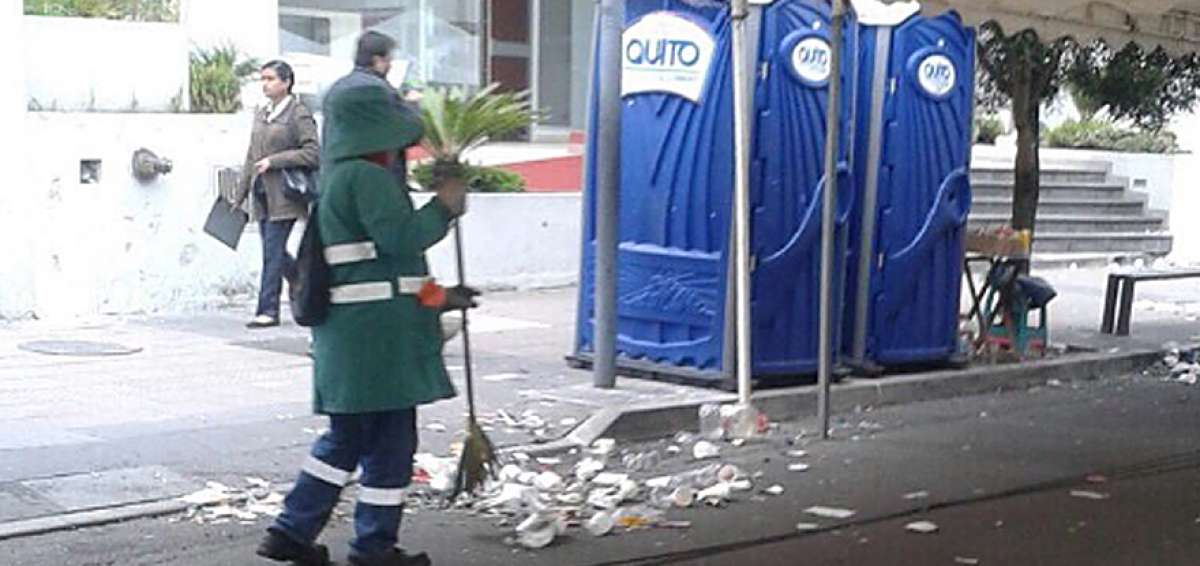 En Quito se recogen a diario 20 toneladas de escombros
