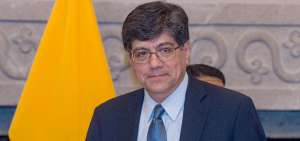 El canciller Valencia premi&oacute; a quienes ayudaron a la paz.