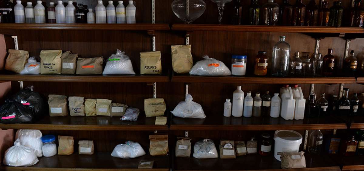El perchero de la Botica Central est&aacute; lleno de compuestos y botellas listos para preparar f&oacute;rmulas que luego ser&aacute;n vendidas como ung&uuml;entos o p&oacute;cimas, en unos casos para aliviar dolores y en otros para curar &ldquo;males del amor&rdquo;.