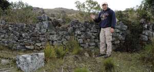 El arque&oacute;logo Wladimir Galarza, durante una visita al complejo Paredones de Molleturo.
