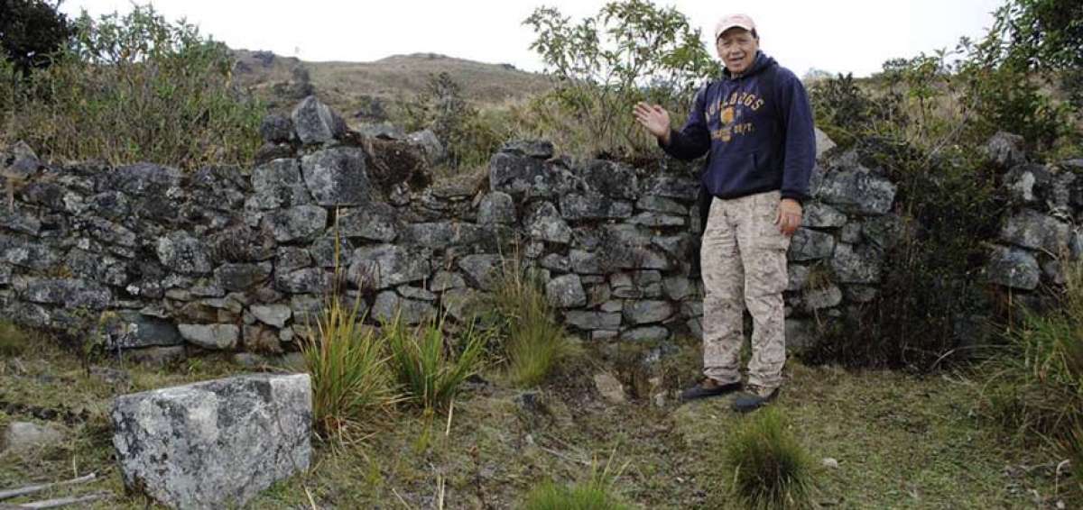 El arque&oacute;logo Wladimir Galarza, durante una visita al complejo Paredones de Molleturo.