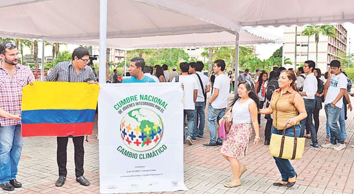 Estudiantes universitarios y miembros de organizaciones sociales acudieron al Centro C&iacute;vico para elaborar un documento con sus propuestas. FOTO: WILLIAM ORELLANA / EL TEL&Eacute;GRAFO