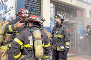 M&aacute;s de 150 bomberos acudieron a la emergencia en la v&iacute;a a Daule. Foto Jos&eacute; Mor&aacute;n / El Tel&eacute;grafo