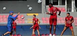 El delantero John Cifuente (en el aire) realiza ejercicios con bal&oacute;n durante uno de los entrenamientos de la Tricolor.  