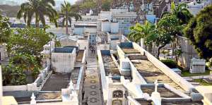 En la parte del cerro del cementerio general se han afectado las caminer&iacute;as. Foto: William Orellana / El Tel&eacute;grafo