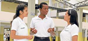 Gabriela Samaniego, Ronaldo Quintero y Juliana V&eacute;lez conversaron ayer en el colegio r&eacute;plica Guayaquil sobre su permanencia en los clubes de periodismo. Foto: Alfredo Piedrah&iacute;ta / El Tel&eacute;grafo