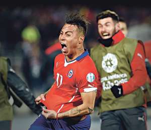  El volante Eduardo Vargas convirti&oacute; los goles que le dieron el triunfo sobre Per&uacute;. Foto: AFP